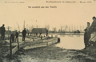 8968 De nooddijk aan den Tasdijk. Watersnood in Zeeland - Maart 1906. Gezicht op de nooddijk bij de Tasdijk in de buurt ...