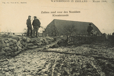 8969 Zakken zand voor den Nooddam Kloosterzande Watersnood in Zeeland - Maart 1906. Gezicht op de nooddijk tegen de ...
