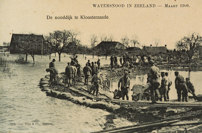 8972 De nooddijk te Kloosterzande. Watersnood in Zeeland - Maart 1906. Soldaten zijn bezig met de aanleg van een dam in ...