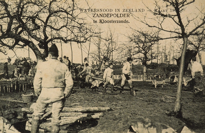 8973 Zandepolder te Kloosterzande. Watersnood in Zeeland - Maart 1906. Gezicht op soldaten bezig met het aanleggen van ...