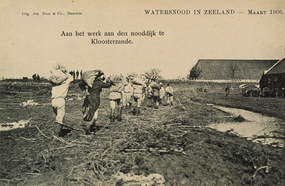 8974 Aan het werk aan den nooddijk te Kloosterzande. Watersnood in Zeeland - Maart 1906. Gezicht op soldaten bezig met ...
