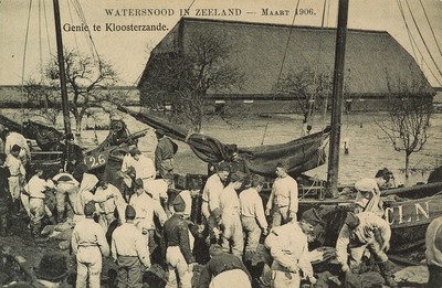 8976 Genie te Kloosterzande. Watersnood in Zeeland - Maart 1906. Gezicht op soldaten die bezig zijn met het aanleggen ...