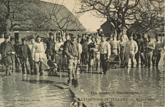 8977 Het keurkorps Genietroepen Watersnood in Zeeland - Maart 1906. Gezicht op soldaten die bezig zijn met het ...