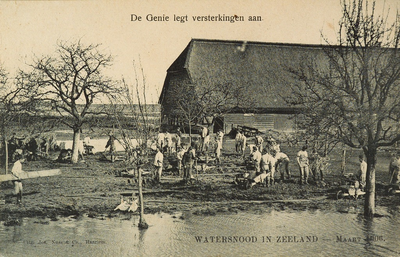 8978 De Genie legt versterking aan. Watersnood in Zeeland - Maart 1906. Gezicht op soldaten die bezig zijn met het ...