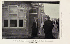 8989 H.M. de Koningin komende uit De Reizende Man , Kloosterzande. 24 Maart 1906. Koningin Wilhelmina komt uit café De ...