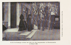 8990 H.M. de Koningin verlaat het huis van den burgemeester te Kloosterzande. 24 Maart 1906. Koningin Wilhelmina komt ...