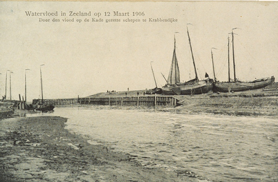 8991 Watervloed te Zeeland op 12 Maart 1906 Door den vloed op de Kade gezette schepen te Krabbendijke. Gezicht op ...