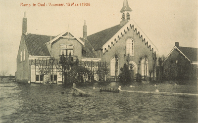 8994 Ramp te Oud-Vosmeer. 13 Maart 1906. Gezicht op de overstromingen te Oud-Vossemeer met de Gereformeerde kerk en de ...