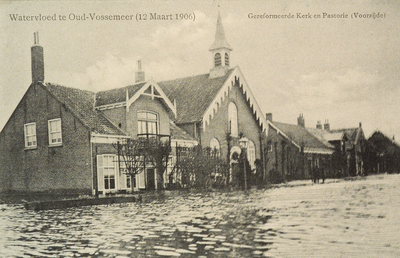 8995 Watervloed te Oud-Vossemeer (12 Maart 1906) Gereformeerde Kerk en Pastorie (Voorzijde). Gezicht op de ...