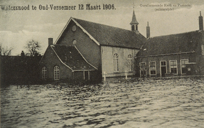 8996 Watersnood te Oud-Vossemeer 12 Maart 1906. Gereformeerde Kerk en Pastorie (achterzijde). Gezicht op de ...