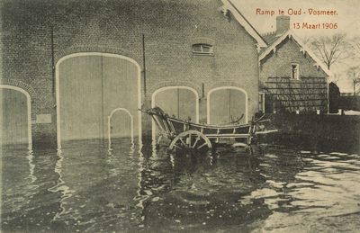 9006 Ramp te Oud-Vosmeer, 13 Maart 1906. Gezicht op een in het water staande boerderij met een boerenkar bij Oud-Vossemeer