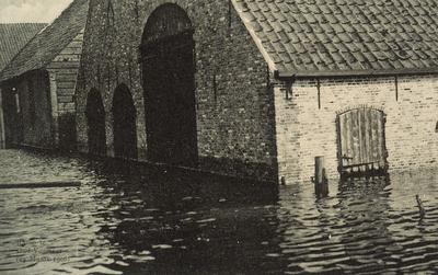 9007 Ramp te Oud-Vosmeer (13 Maart 1906). Gezicht op een in het water staande boerderij bij Oud-Vossemeer