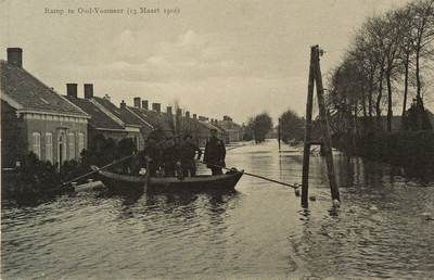 9019 Ramp te Oud-Vosmeer (13 Maart 1906). Gezicht op een aantal mannen in een roeiboot in een overstroomde straat te ...