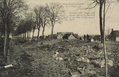 9029 Watervloed in Zeeland op 12 Maart 1906 Aangespoelde voorwerpen op den dijk der 1e Boerderij in den Eng. Polder na ...