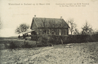 9031 Watervloed in Zeeland op 12 Maart 1906 Geruïneerde voorzijde van de 2e Boerderij in den Eng. Polder na den vloed. ...