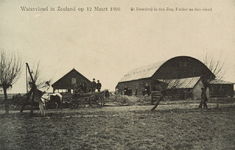 9032 Watervloed in Zeeland op 12 Maart 1906 2e Boerderij in den Eng. Polder na den vloed. Gezicht op de beschadigde 2de ...