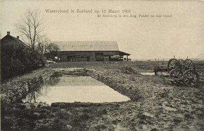 9033 Watervloed in Zeeland op 12 Maart 1906 2e Boerderij in den Eng. Polder na den vloed. Gezicht op de achterzijde van ...