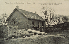 9034 Watervloed in Zeeland op 12 Maart 1906 Geruïneerde achterzijde van de 2e Boerderij in den Eng. Polder na den ...
