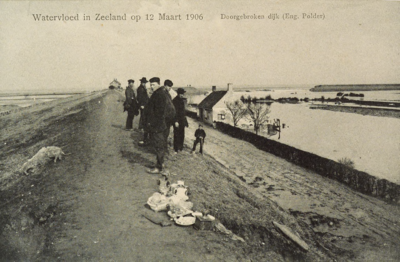 9036 Watervloed in Zeeland op 12 Maart 1906 Doorgebroken dijk (Eng. Polder). Gezicht op de overstroomde Engelse polder ...
