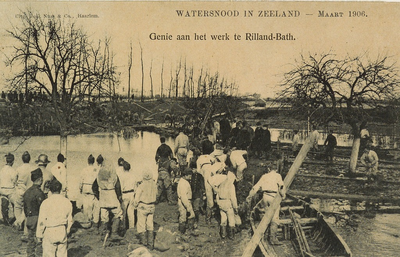 9040 Genie aan het werk te Rilland-Bath. Watersnood in Zeeland - Maart 1906. Gezicht op de soldaten die helpen na de ...