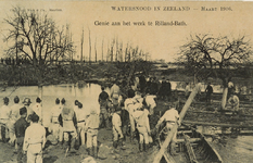 9040 Genie aan het werk te Rilland-Bath. Watersnood in Zeeland - Maart 1906. Gezicht op de soldaten die helpen na de ...