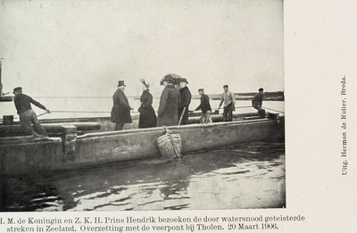 9042 H.M. de Koningin en Z.K.H. Prins Hendrik bezoeken de door watersnood geteisterde streken in Zeeland. Overzetting ...