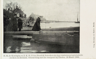 9045 H.M. de Koningin en Z.K.H. Prins Hendrik bezoeken de door watersnood geteisterde streken in Zeeland. Overzetting ...