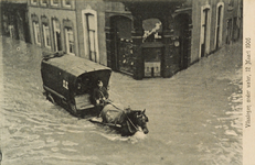 9056 Vlissingen onder water, 12 Maart 1906. Gezicht op de overstroomde Walstraat op de hoek met het Groenewoud