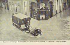 9057 Watervloed te Vlissingen 12 Maart 1906. Hoek Groenewoud en Walstraat. Gezicht op de overstroomde Walstraat op de ...