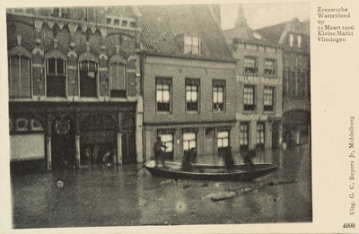 9066 Zeeuwsche Watervloed op 12 Maart 1906 Kleine Markt Vlissingen. Gezicht op de overstroomde Kleine Markt te Vlissingen