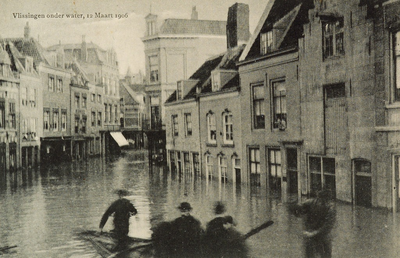 9068 Vlissingen onder water, 12 Maart 1906. Gezicht op de overstroomde Kleine Markt te Vlissingen