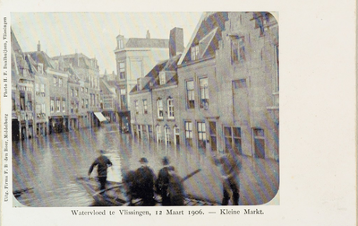 9069 Watervloed te Vlissingen, 12 Maart 1906. - Kleine Markt. Gezicht op de overstroomde Kleine Markt te Vlissingen