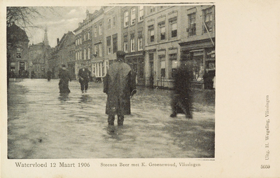 9073 Watervloed 12 Maart 1906 Steenen Beer met K. Groenewoud, Vlissingen. Gezicht op de overstroomde Steenen Beer en ...