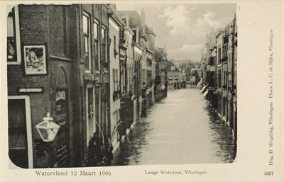 9075 Watervloed 12 Maart 1906 Lange Walstraat, Vlissingen. Gezicht op de overstroomde Lange Walstraat te Vlissingen