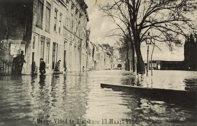 9079 Hooge Vloed te Zierkzee 12 Maart 1906. Gezicht op de overstroomde Oude Haven te Zierikzee