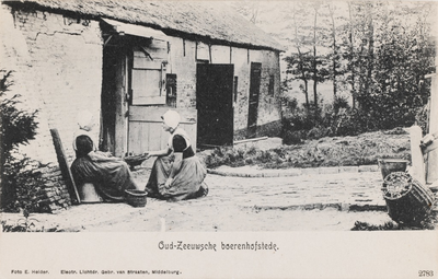 9093 Oud-Zeeuwsche boerenhofstede. Twee vrouwen in Walcherse dracht bij de deur van een boerenschuur
