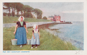 9094 Aan den waterkant (Zeeland). Een vrouw met juk en een meisje met op de achtergrond de Campveerse toren te Veere