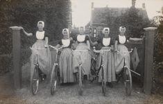 9133 Vijf meisjes met hun nieuwe fiets tussen de damhekkens van boerderij ‘De Oude Tol’ aan de Kruisweg in Meliskerke. ...