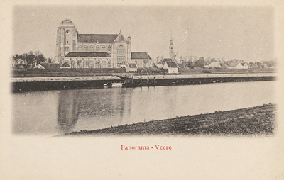 916 Panorama - Veere. Gezicht op de Grote Kerk te Veere, gezien vanaf het kanaal door Walcheren