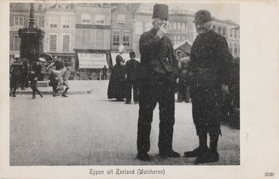 9162 Typen uit Zeeland (Walcheren). Twee mannen in Walcherse dracht op de Markt te Middelburg