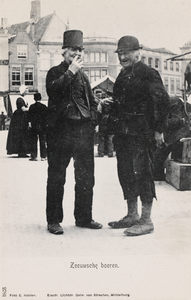 9163 Zeeuwsche boeren. Twee mannen in Walcherse dracht op de Markt te Middelburg