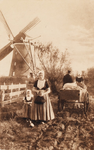 9171 De korenmolen / The Cornmill Zeeland (Holland). Een vrouw met een meisje en een echtpaar op een boerenwagen, van ...