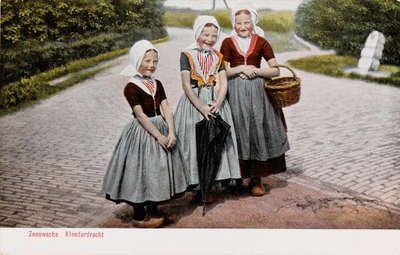 9226 Zeeuwsche Kleederdracht. Drie poserende meisjes in Walcherse dracht te Koudekerke
