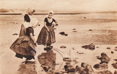 9235 Scheepje varen. / Children on the Beach, Zeeland (Holland). Drie meisjes in Walcherse dracht spelen met een bootje ...