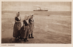 9237 Zeeland - Walcheren. Drie meisjes in Walcherse dracht aan de vloedlijn. Op de achtergrond vaart een schip voorbij