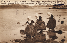 9238 Turning on the tide, Zeeland (Holland). Drie meisjes in Walcherse dracht spelen aan de vloedlijn