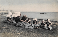 9240 Na schooltijd. Een groep meisjes in Walcherse dracht aan de zeedijk