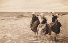 9244 Paddling in the Sea. Zeeland (Holland). Drie pootje badende meisjes in Walcherse dracht