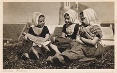 9255 Zeeland Walcheren. Drie meisjes in Walcherse dracht op een duintop bij Zoutelande