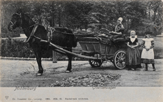 9262 Middelburg Groentenwagen. Een groentekar met daarop een vrouw in Walcherse dracht bij een van de singels van Middelburg